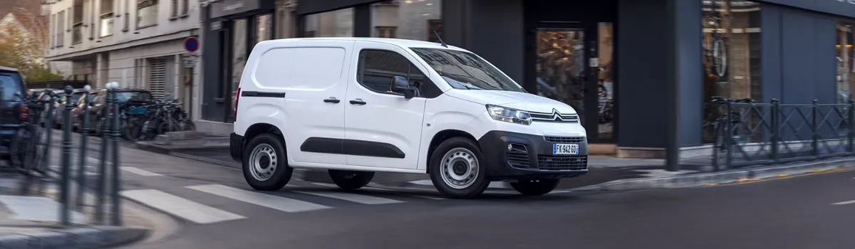 Citroën berlingo blanca circulando por la ciudad