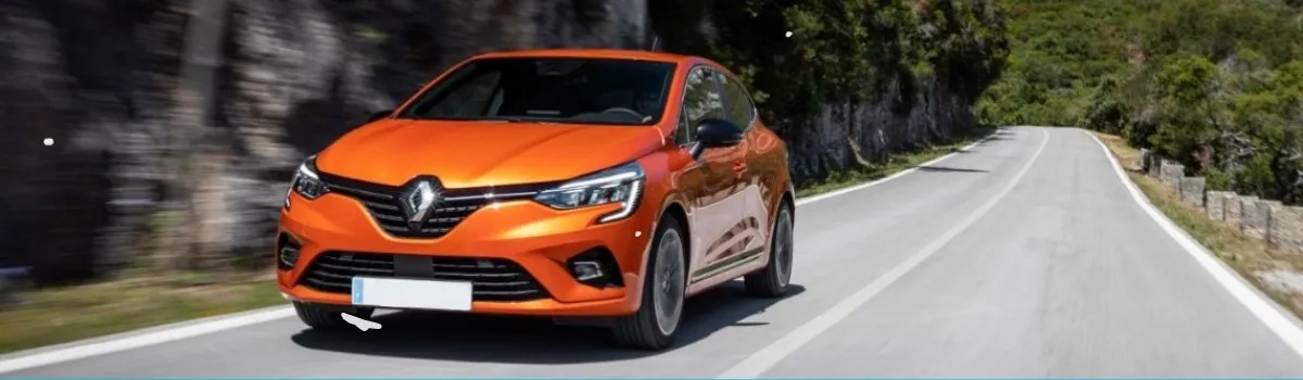 Renault clio naranja en la carretera 