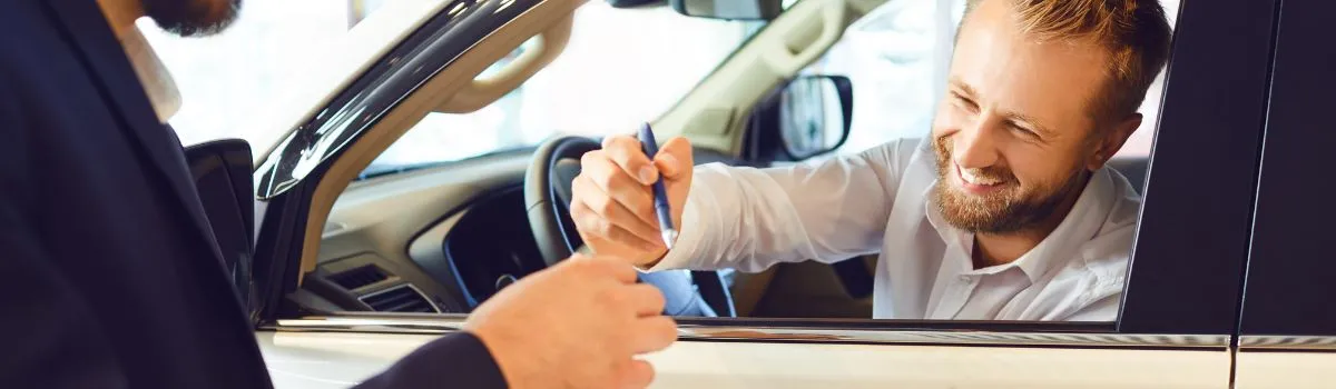 Persona en su nuevo coche