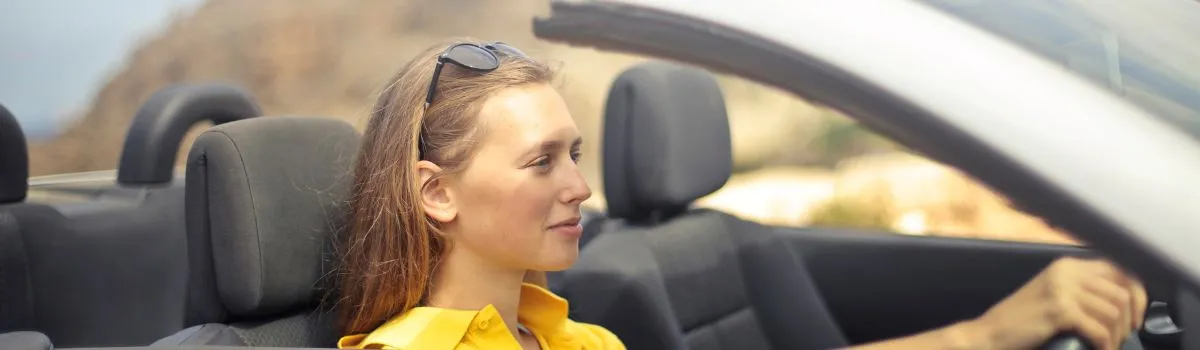 Mujer conduciendo un coche descapotable