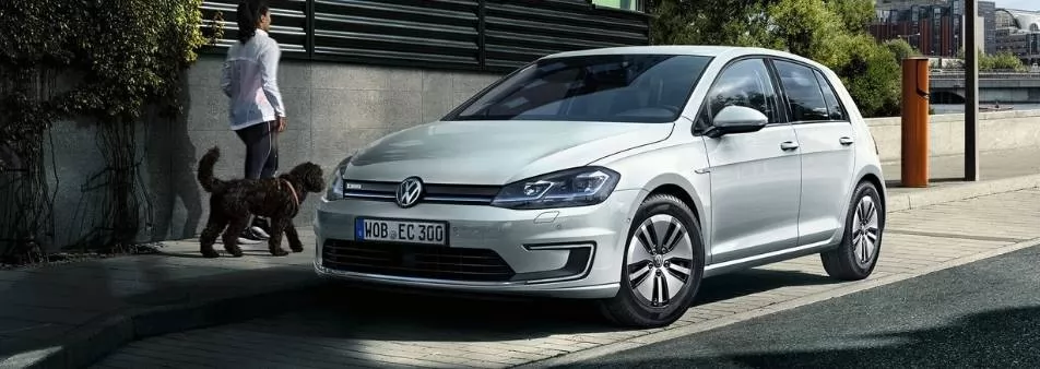 Volkswagen e-Golf lateral calle