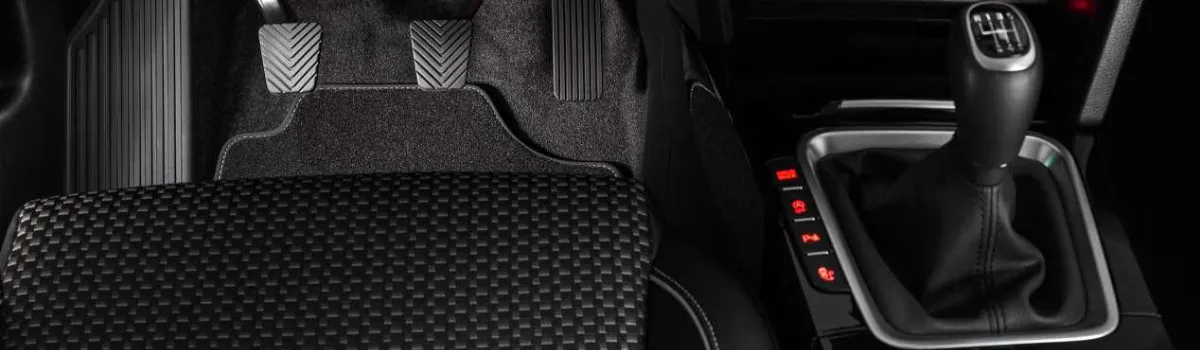 Caja de cambios y pedales en coches manuales