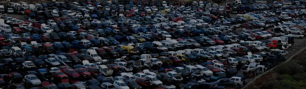 coches aparcados en un desguace
