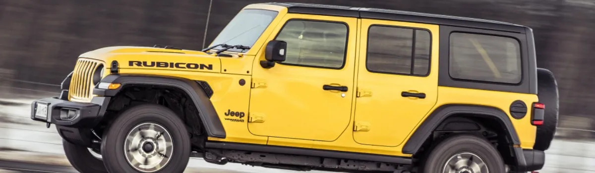 Jeep Wrangler amarillo en la carretera