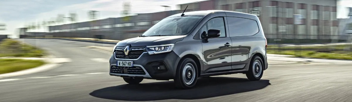 Renault Kangoo gris oscuro en rotonda