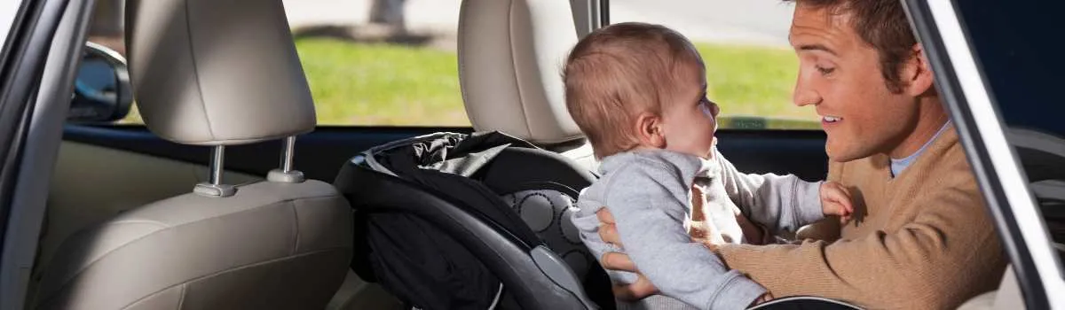 sila de bebe. bebe y adulto dentro de un auto