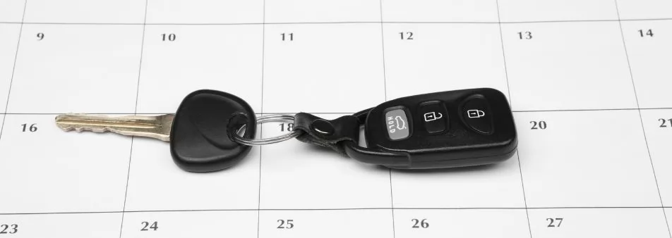llaves de coche sobre calendario