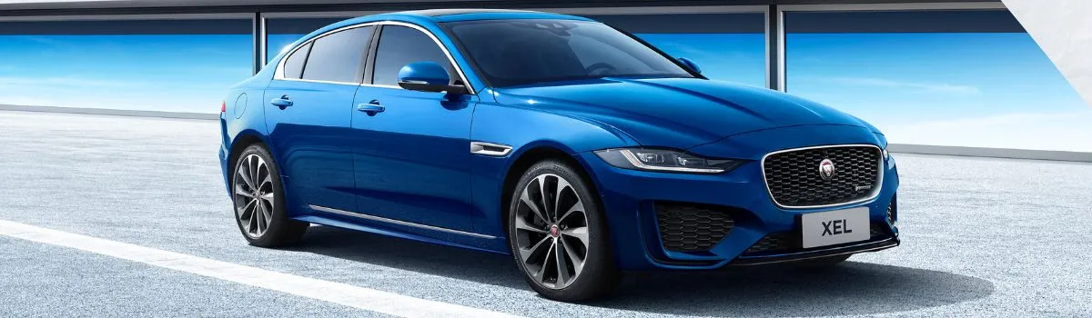 Jaguar XE azul en la carretera 