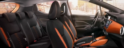 Interior Nissan Micra negro y naranja