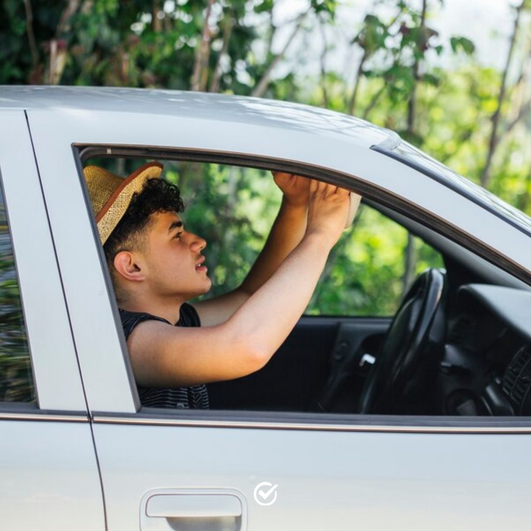 Persona ajustando coche