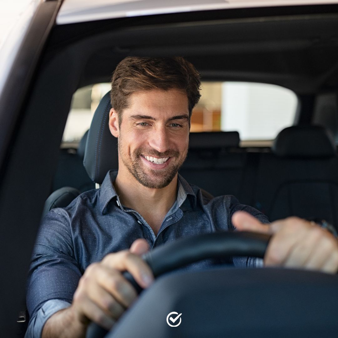 Persona sentada en su coche nuevo